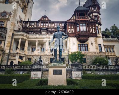 La statua di Carol 1 primo re di Romania, di fronte al Castello di Peles Foto Stock