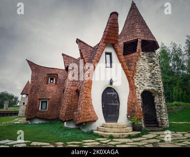 Il Castello di Clay dalla Valle di Fairies, un complesso turistico in Transilvania, Romania. La casa di nano o hobbit da racconti fantastici Foto Stock