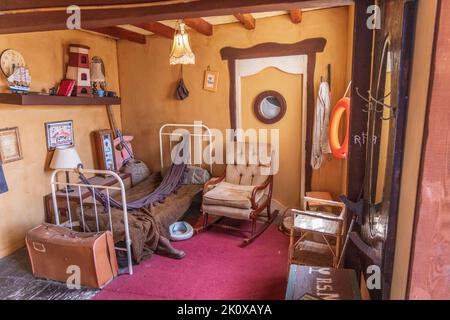 All'interno di una delle case nel villaggio di Popeye, Malta. Foto Stock