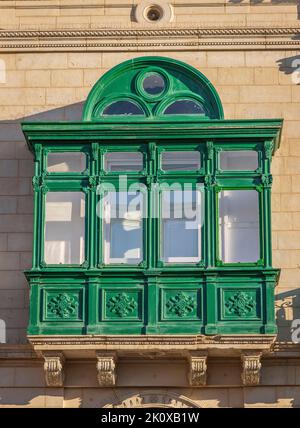 Primo piano sul tradizionale balcone maltese. Foto Stock