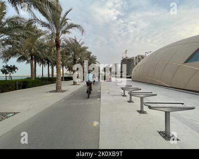 Splendida vista serale del Lusail Marina Park e della stazione della metropolitana di Lusail Foto Stock