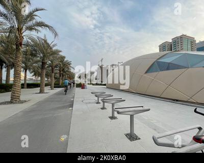 Splendida vista serale del Lusail Marina Park e della stazione della metropolitana di Lusail Foto Stock