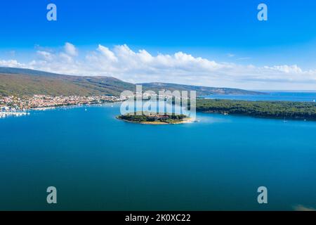 Isola di Kosljun nella baia di Punat, Isola di Krk, Croazia Foto Stock