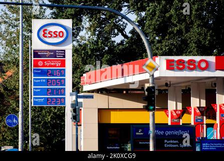 Oldenburg, Germania. 04th Set, 2022. Il display di una stazione di servizio esso mostra i prezzi dei carburanti diesel, Super E10, Super e Super Plus. Dopo la fine dello sconto sul carburante, i carburanti sono diventati di nuovo più costosi in molti luoghi. Il cosiddetto sconto sui serbatoi era valido dal giugno 1 all'agosto 31 ed era stato introdotto dal governo tedesco per alleviare i consumatori in considerazione degli elevati prezzi dell'energia. Credit: Hauke-Christian Dittrich/dpa/Alamy Live News Foto Stock