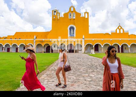 Turisti alla moda che visitano il famoso convento di San Antonio de Padova, Izamal, Yucatan, Messico Foto Stock