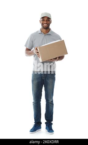 Consegna pacchi con un sorriso. Un deliveryman sorridente che tiene una scatola mentre isolato su bianco. Foto Stock