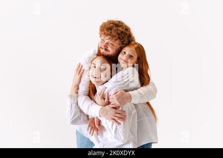 Ritratto di famiglia felice, genitori e capretto con capelli rossi in abbigliamento casual guardare la macchina fotografica con il sorriso, hanno un buon rapporto di famiglia. Foto Stock