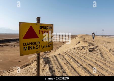 Un cartello di avvertimento posto sul sito di una barriera di sale lungo il confine con la Giordania il 13 settembre 2022, nel Mar Morto, Israele. L'esercito israeliano sta costruendo un progetto unico di una barriera di sale naturale a sud dell'insediamento israeliano di Neot HaKikar nella zona meridionale del Mar Morto, la parete di sale estratta dal Mar Morto raggiungerà un'altezza massima di 13 metri (42 piedi) per 40 km (24 miglia) E renderà difficile per gli infiltrati attraversare il confine dalla Giordania. Foto Stock