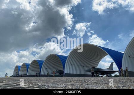 Barranquilla, Colombia. 30th ago, 2022. Gli aerei e i jet da combattimento F-16 della South Carolina Air National Guard's 169th Fighter Wing partecipano a Relampago VII, agosto. 30, 2022 a Barranquilla, Colombia. L'esercizio militare si concentra sulle tecniche di formazione, le tattiche e le procedure, e sul rafforzamento dell'interoperabilità tra le forze aeree statunitensi e colombiane come alleati secondo gli standard della NATO. Relampago VII include due nazioni partner e integra l'interoperabilità dei combattimenti. F-16s insieme al personale della South Carolina Air National Guard's 169th Fighter Wing sarà rapidamente integra Foto Stock