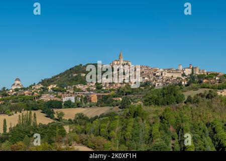 Vista panoramica di Todi, Perugia, Italia, in una giornata di sole Foto Stock