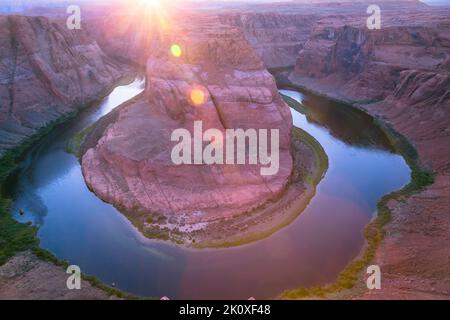 Horseshoe Bend sopra il fiume Colorado smeraldo al tramonto, Page, Arizona, Stati Uniti Foto Stock