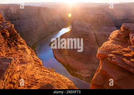 Horseshoe Bend sopra il fiume Colorado smeraldo al tramonto, Page, Arizona, Stati Uniti Foto Stock
