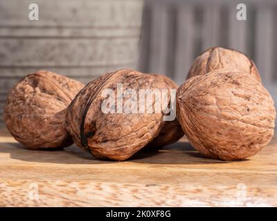 Primo piano di grandi e belle noci su una tavola di legno Foto Stock