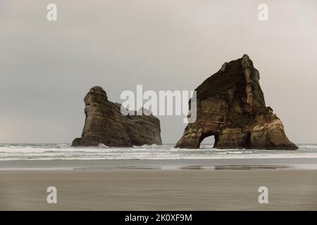 Formazione rocciosa su Wharariki Beach, Golden Bay, Nuova Zelanda Foto Stock
