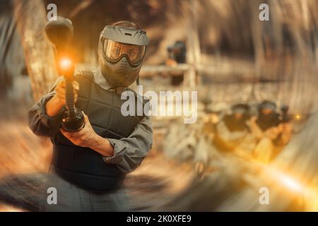 Donna in abiti protettivi e casco puntando con pennarello Foto Stock