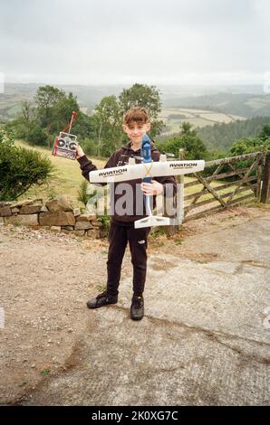 Ragazzo con un modello di aereo radiocontrollato, High Bickington, North Devon, Inghilterra, Regno Unito. Foto Stock