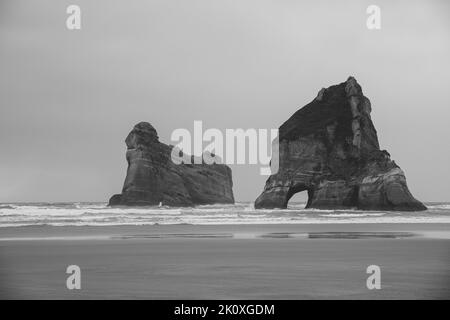 Formazione rocciosa su Wharariki Beach, Golden Bay, Nuova Zelanda Foto Stock