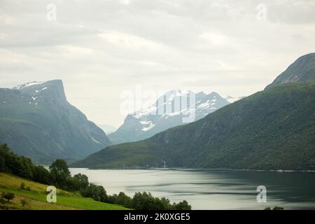 Panorami incredibili in Norvegia a fiordi, montagne e altri splendidi miracoli nella natura Foto Stock