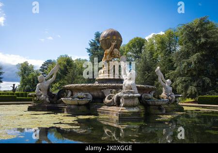 La statua della fontana dell'Atlante al Castello Howard nello Yorkshire Foto Stock