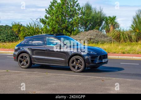 2019 Black PORSCHE MACAN S PDK 2995cc benzina semi-auto a 7 velocità; viaggiando sul lungomare prommenade a Southport, Regno Unito Foto Stock