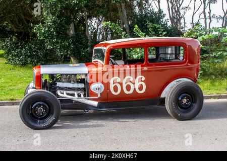 1930 30s Thirties FORD 6600cc C.H.R. Speed Shop; 1930 Ford Council House Rat Cream e rosso No. 666; in mostra al Southport Classic Car e Speed evento sul lungomare. Foto Stock