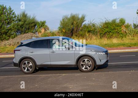 2022 Grey NISSAN QASHQAI N-CONNECTA DIG-T MHEV Hybrid Electric viaggiando sul lungomare di Southport, Regno Unito Foto Stock