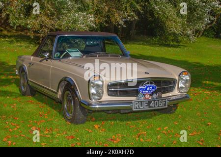 1967 60s anni sessanta MERCEDES BENZ 2496cc benzina all'evento Southport Classic Car and Speed di Victoria Park Foto Stock