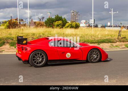 2013 Red CHEVRON 2000cc benzina roadster, l'unica Chevron internazionale valida per le strade e in possesso di una originale Jordan Racing; in mostra all'evento Southport Classic Car and Speed sul lungomare. Foto Stock