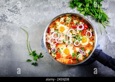 Shakshouka - uova in camicia in salsa di pomodori, peperoni, cipolla e formaggio feta. Pasto keto e carb basso. Foto Stock