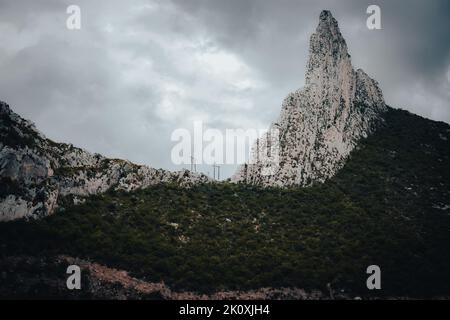 Un bellissimo scatto di una montagna al parco nazionale di la Huasteca contro un cielo grigio nuvoloso Foto Stock