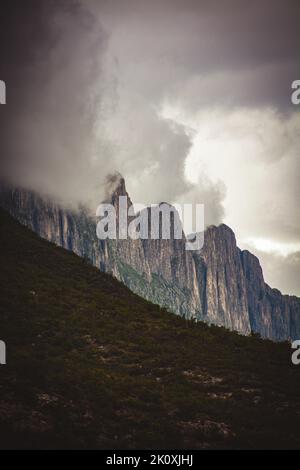 Un bellissimo scatto di un paesaggio nuvoloso che copre le montagne del parco nazionale la Huasteca Foto Stock