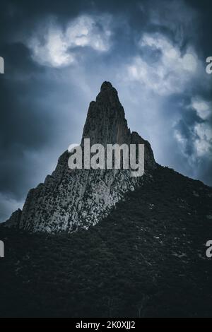 Un colpo drammatico di una montagna al parco nazionale di la Huasteca contro un cielo grigio nuvoloso Foto Stock