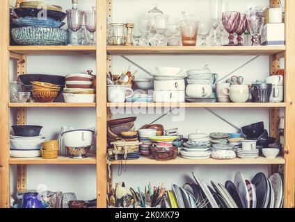 Mensole con armadio da cucina, utensili e stoviglie. Concetto di riassetto e declassamento Foto Stock