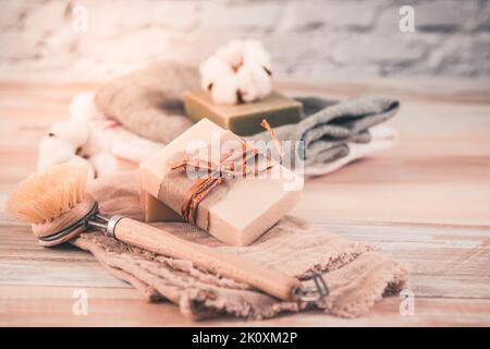 Saponi da bar naturali fatti a mano e asciugamani in cotone. Uno stile di vita etico e sostenibile a rifiuti zero. Foto Stock