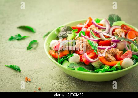 Insalata di tonno con mozzarella, cipolle e senape giapponese, mizuna e tatsoi Foto Stock