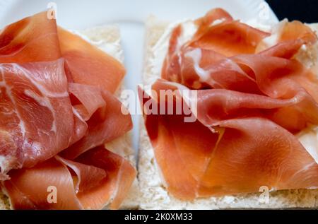 Sandwich con prosciutto affettato (hamon, jamon, prosciutto crudo), primo piano Foto Stock