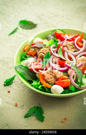 Insalata di tonno con mozzarella, cipolle e senape giapponese, mizuna e tatsoi Foto Stock