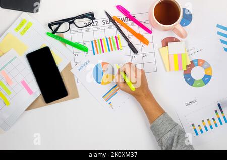 Contesto aziendale. Analisi finanziaria, contabilità, statistiche, investimenti, analisi delle vendite. Set di lavoro per l'analisi delle statistiche. Grafici e grafici wi Foto Stock