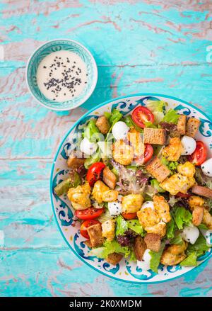 Un sano pollo grigliato insalata Caesar con formaggio e crostini Foto Stock