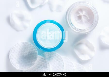 Creme diurne e notturne idratanti con tamponi in cotone Foto Stock