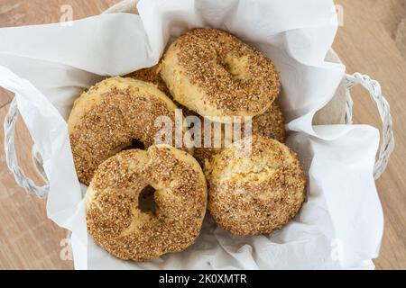 Un pane rotondo fatto in casa con i semi nel recipiente Foto Stock