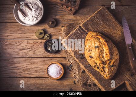 Farina di farro biologico appena sfornata pane con semi. Concetto di cibo sano Foto Stock