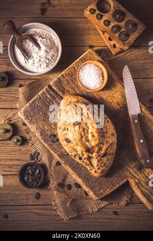 Farina di farro biologico appena sfornata pane con semi. Concetto di cibo sano Foto Stock