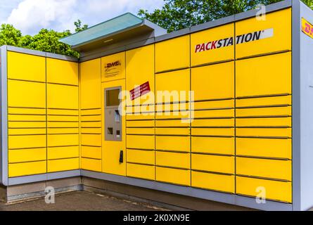 Hockenheim, Germania - 14 agosto 2022: DHL Packstation. Stazione di imballaggio per l'invio e la ricezione di pacchi. Società di logistica Deutsche Post DHL Group Foto Stock