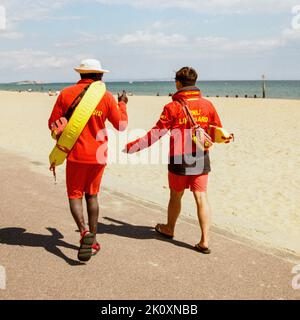 Bagnini RNLI in pattuglia, Bournemouth Beach, Bournemouth, Dorset, Inghilterra, Regno Unito. Foto Stock