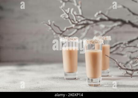 Crema irlandese o Liquore di caffè con fiocchi di cocco Foto Stock