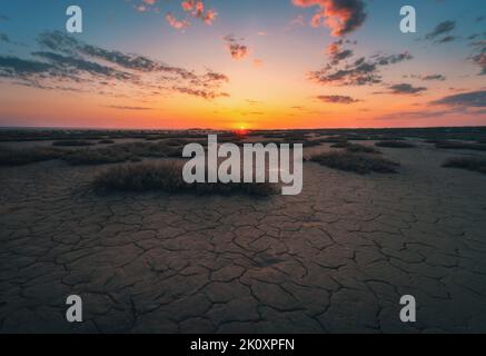 Fantastico tramonto nelle paludi di sale vicino al lago salato Elton Foto Stock