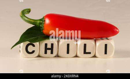 Peperoncino con la parola Chilli. Foto Stock