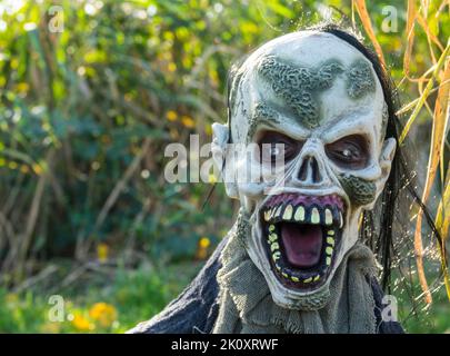 Costume da diavolo, maschera fantasma bianca. Ideale per il festival di Halloween o il carnevale. Maschera horror. Maschera di zombie non morta. Primo piano Foto Stock