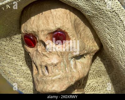 Spaventapasseri di Halloween con cappello di paglia. Maschera horror. Maschera di zombie non morta. Primo piano. Foto Stock